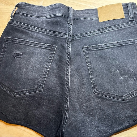 Size 6 H and M Distressed shorts - Picture 6 of 6